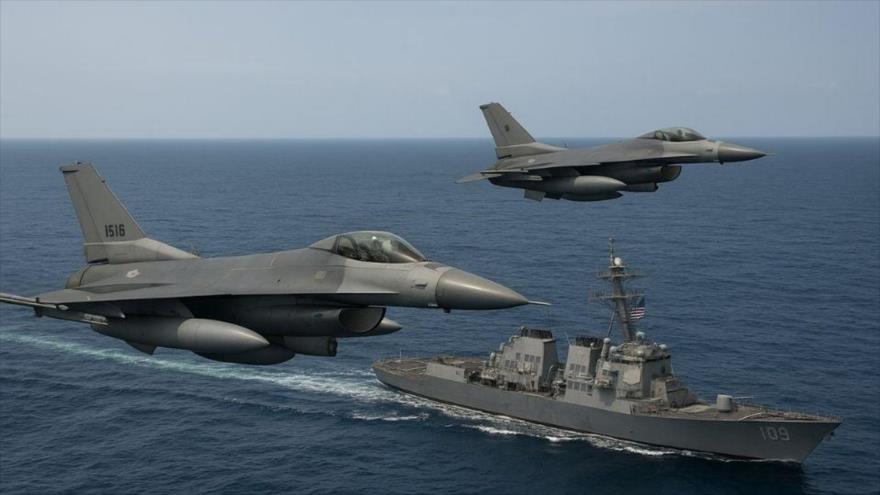 Cazas de Venezuela sobrevuelan destructor de EEUU en el Caribe