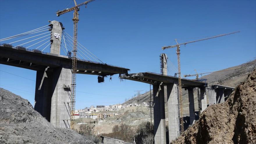 Puente de Karaj, bombardeado, se transforma en símbolo de resistencia en Irán