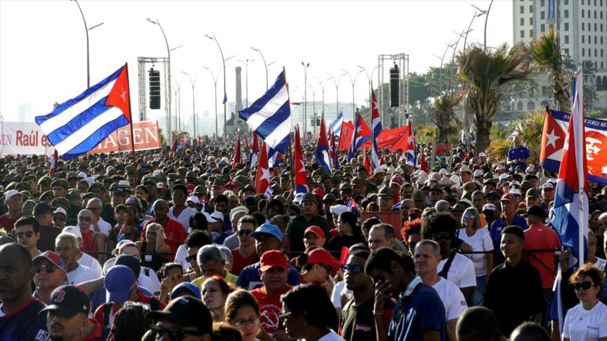 Cubanos encabezados por el presidente se movilizan en apoyo a Raúl Castro