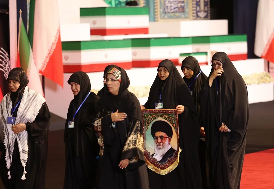 Irán. Cientos de miles de mujeres de todas las edades rindieron honores al Líder Supremo