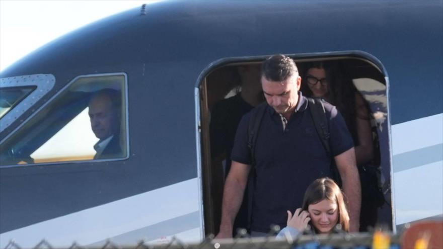 Flávio Bolsonaro llega a EEUU; diputados brasileños piden su captura internacional